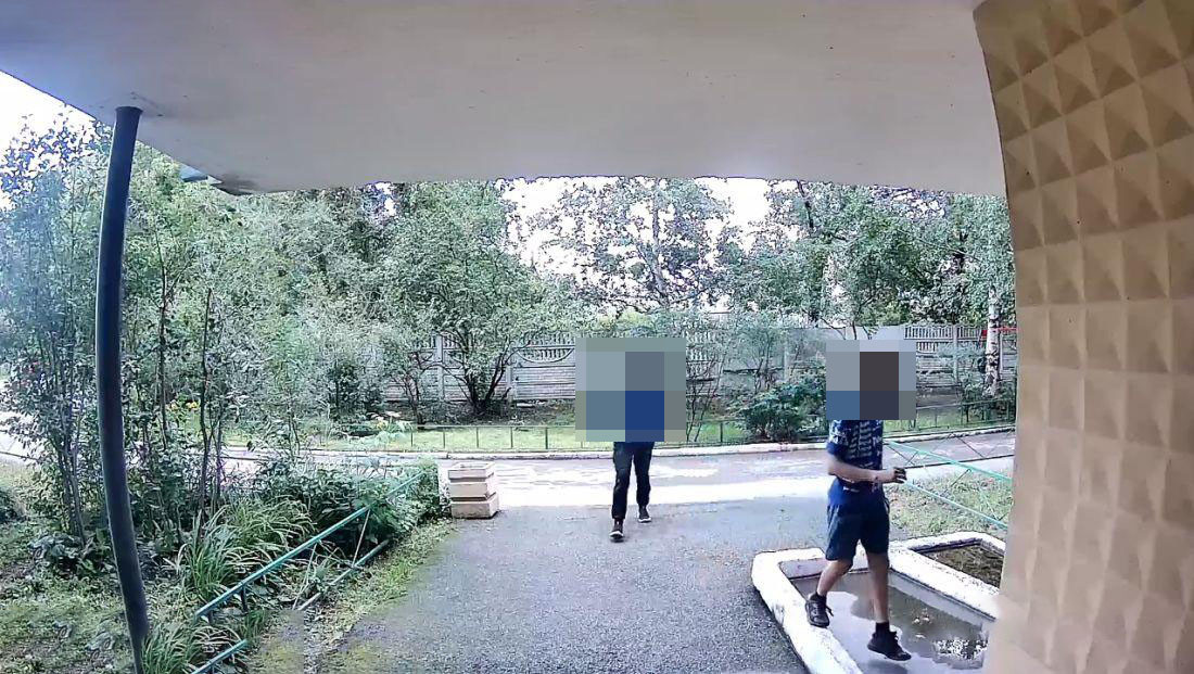 Камера из домофона, направленная на улицу. Здесь качество гораздо лучше потому что камера цифровая, а не аналоговая как у меня из квартирного домофона. Это фото из интернета Камера из домофона, направленная на улицу. Здесь качество гораздо лучше потому что камера цифровая, а не аналоговая как у меня из квартирного домофона. Это фото из интернета